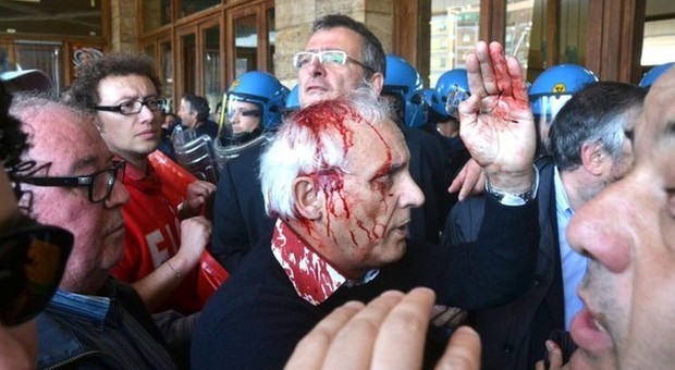 Terni, sindaco ferito durante sciopero Ast «Manganellate», la Polizia: «Un ombrello» Fermato il presunto aggressore