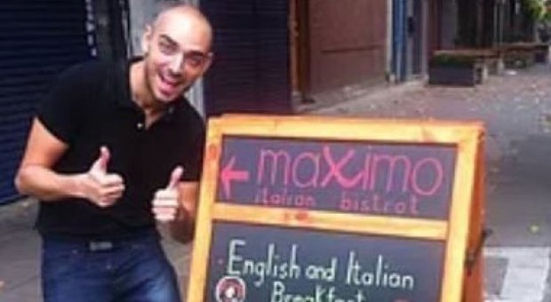 Vuole il Parmigiano sul pesce in un ristorante italiano a Londra, il titolare glielo vieta: «Prova con lo sterco»