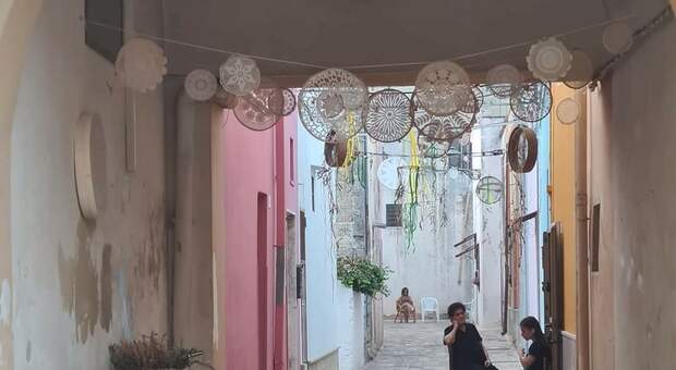 Salento, l'artigianato colora le strade del borgo: centrini e nastrini sospesi nel cielo