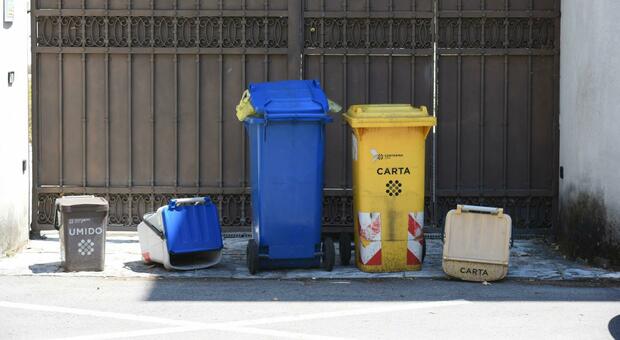 Bidoni dei rifiuti danneggiati dopo la raccolta degli addetti Gea: i cittadini scrivono al Comune