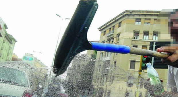 Roma, «Non pulirmi il vetro», scende dalla Porsche con l'ascia e si scaglia contro il lavavetri