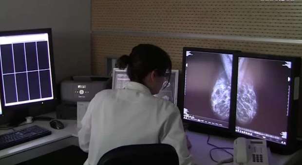 Tumore al seno, donne stigmatizzate e senza aiuti: il racconto di chi combatte con il cancro