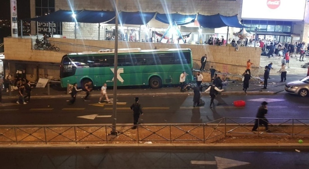 Autobus perde il controllo e travolge i passanti. Muoiono una mamma e le due figlie di 7 e 3 anni. La donna era incinta