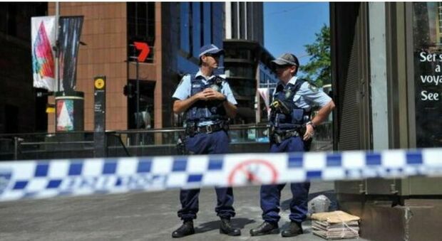 Australia, 16enne "radicalizzato" accoltella agente in un parcheggio: ucciso dalla polizia. L'uomo ferito è grave