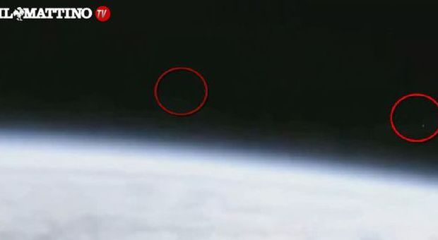 «Ufo lasciano la Terra»: il mistero dalle immagini Iss e la Nasa spegne le telecamere | Guarda