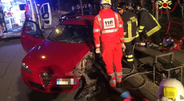 Perde il controllo della Alfa Romeo: resta incastrato, grave un 26enne