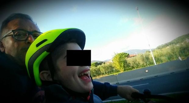 Rubata la bici di Edoardo, ragazzo autistico: «Restituitela, è l'unico modo in cui può fare attività all'aperto»