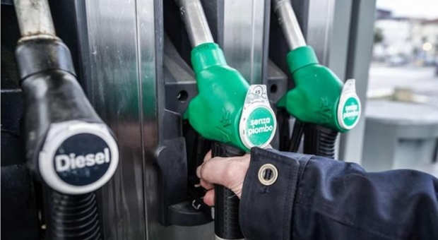 Decreto carburanti, sanzioni ai benzinai: «Fino a 6mila euro». E spunta bonus di 200 euro: chi ne ha diritto
