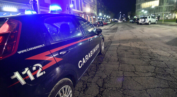 Carabinieri durante un controllo notturno per prevenire i furti