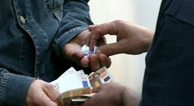 Napoli, sorpreso a vendere droga in strada: arrestato 19enne a Scampia