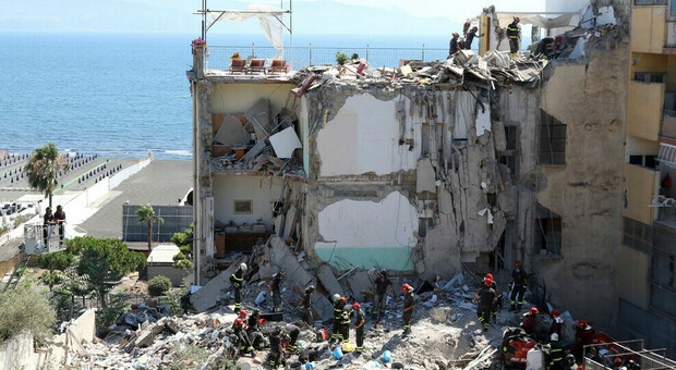 Crollo palazzina a Torre Annunziata, il pm chiede 70 anni di carcere: «Fu omicidio colposo»