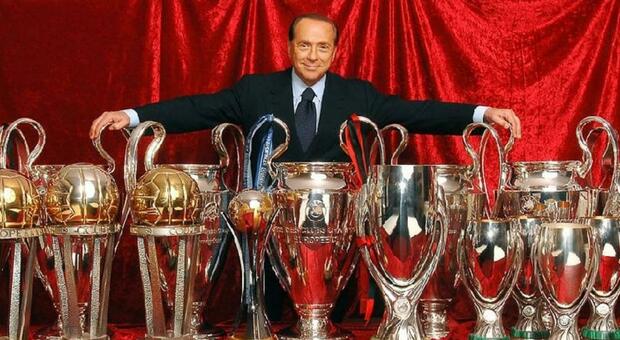 Silvio Berlusconi tra i trofei