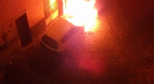 Regolamento di conti tra pusher: molotov contro le auto in sosta