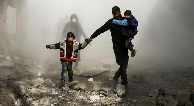 Siria, raid governativi sulla Ghuta: uccisi 75 civili tra cui bambini, neonati e donne