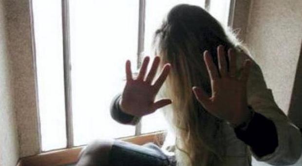 Violenta una ragazzina di 13 anni: poi le regala scarpe, profumi e smartphone per pagare il suo silenzio