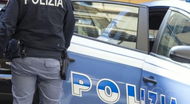 Roma, poliziotti aggrediti con pugni e testate