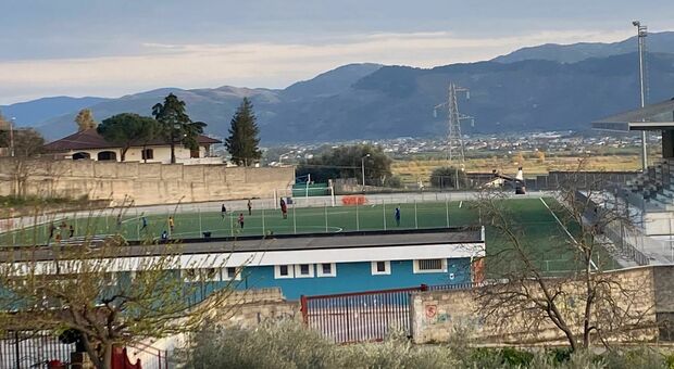 Covid, organizzano una partita di calcio nello stadio: arrivano i carabinieri