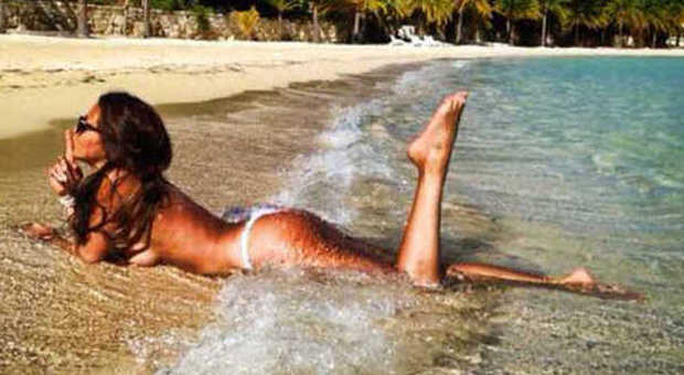 Barbara Guerra sexy in spiaggia Ad Antiqua ospite di Silvio