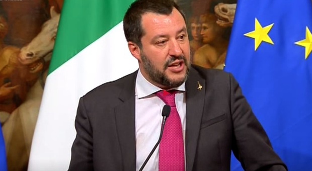 E Matteo Salvini cambio colore...di cravatta. La svolta nel look del vicepremier