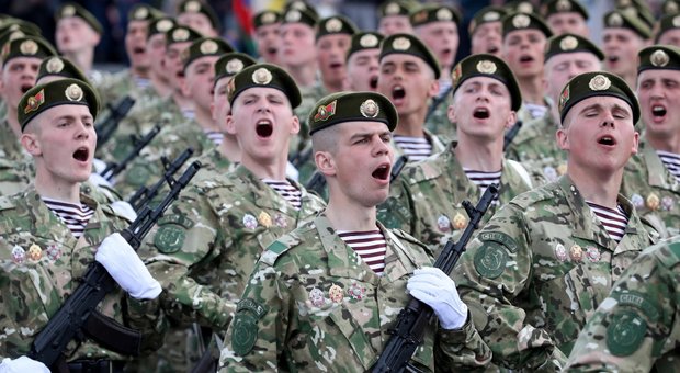 «Il Covid è psicosi», la Bielorussia sfida il virus: in 11mila alla parata militare