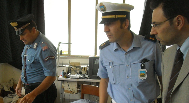 Il sindaco Luigi Bisato con la polizia locale e i carabinieri