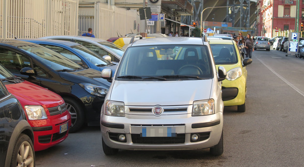 Auto parcheggiate nel quartiere di Fuorigrotta a Napoli