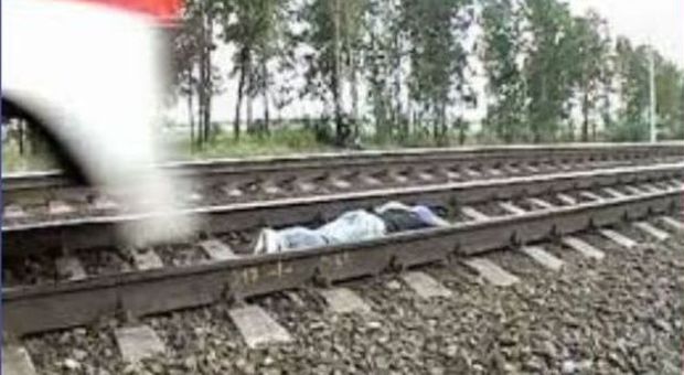 Senza biglietto, lo cacciano dal treno: nigeriano si sdraia sui binari