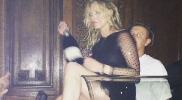 Kate Moss ubriaca e con il vestito strappato: la top model scatenata al party di Vogue