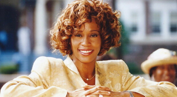 Whitney Houston, 10 anni fa la morte della diva. La vita, i successi e quella tragica fine in una stanza d'hotel