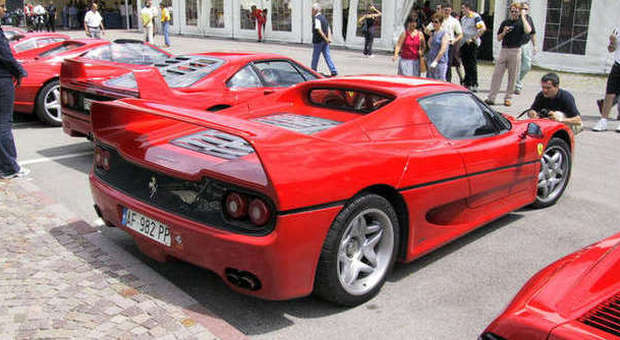 Nullatenenti ma con una collezione di Ferrari: due imprenditori nei guai