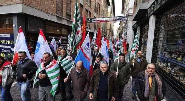 I lavoratori che hanno protestano in centro storico a Pesaro