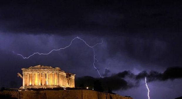 Borsa, Atene -8% scivola ai minimi da 25 anni. Crollano le banche