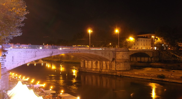 Roma, cammina sul parapetto di ponte Garibaldi e precipita sulla banchina: è gravissimo