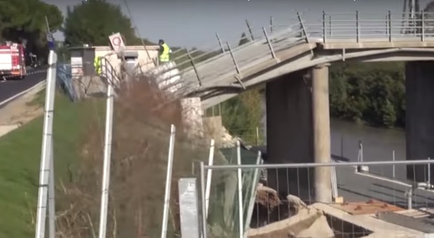 Crolla ponte: tecnico della protezione civile muore sotto le macerie Video choc