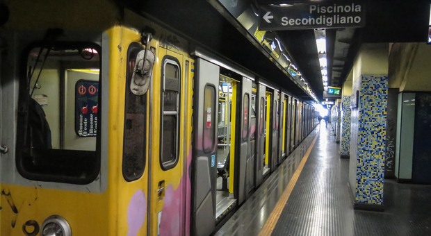 Napoli, la metropolitana riparte dopo 25 giorni ma si ferma subito: chiuse quattro stazioni