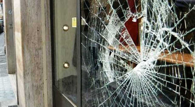 Rompe la vetrina del negozio col martello per rubare i vestiti esposti: arrestato nel Napoletano