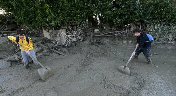Il lavoro dei volontari nel fango di Casamicciola
