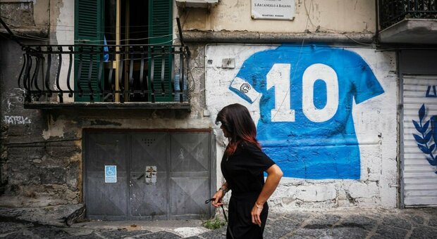 Un murales con la storica maglia numero 10 di Maradona