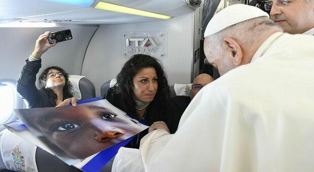 Papa Francesco commosso davanti alla foto di un bambino migrante: prima i lager libici e poi li buttano in mare