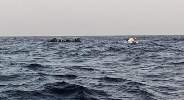 Migranti, boom di sbarchi dalla Tunisia in poche ore: oltre 500 persone arrivate a Lampedusa