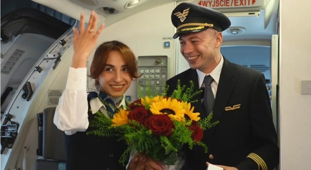 Pilota fa la proposta di matrimonio alla hostess in volo: «Paula, mi sposi?». E i passeggeri applaudono