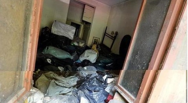 Torino, donna trovata morta in casa: il cadavere sommerso dai sacchi dell'immondizia