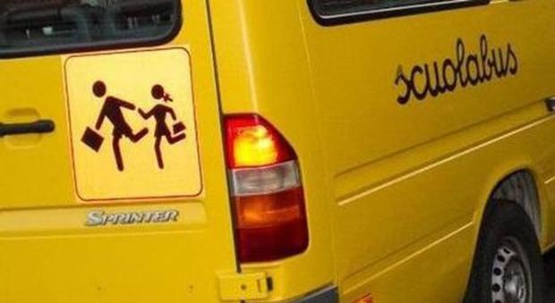 Gita scolastica, l'autista del bus è completamente ubriaco: fermato dalla polizia stradale
