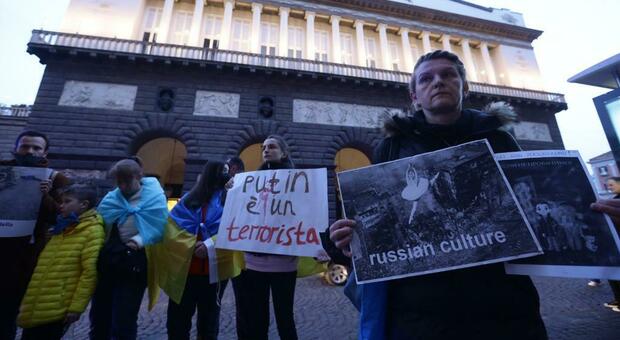 Ucraina, proteste davanti al teatro San Carlo di Napoli: «Stop ai balletti, la nostra gente muore»