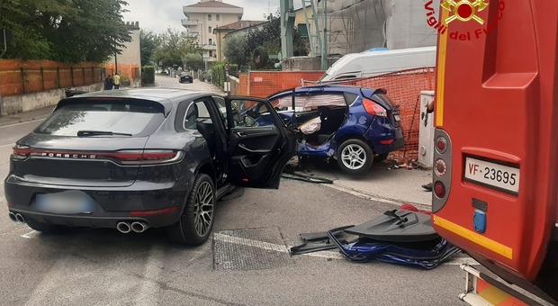 Treviso, schianto tra una Porsche Cayennee una Ford Fiesta: donna ferita tra le lamiere