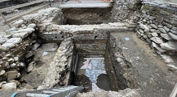 Edificio romano, sopralluogo della soprintendente a Fano. Il Centro studi: «Si deve scavare anche in via Vitruvio»