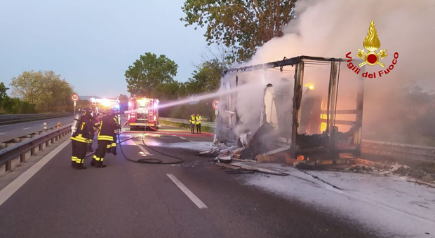 Fano, l'autocarro prende improvvisamente fuoco: paura sulla superstrada