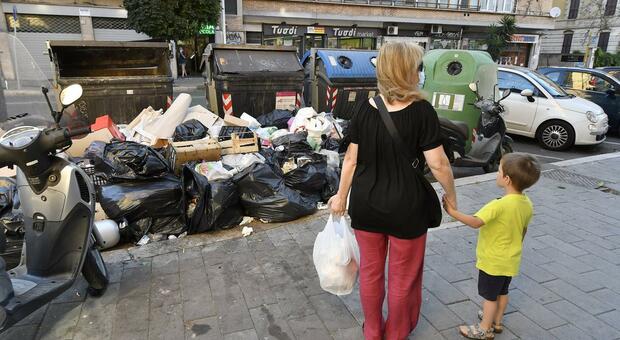 Roma. Cumuli di rifiuti in strada davanti i cassonetti . Via del Pigneto Daniele Leone/Ag.Toiati