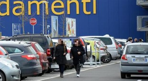 Lasciano anziano in auto al sole e vanno all'Ikea: salvato dai carabinieri