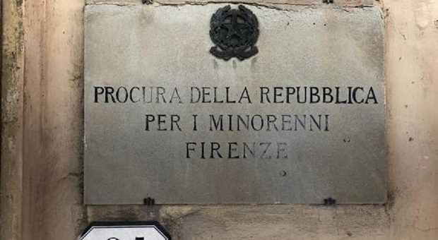 Violentate a 12 anni a una festa di ragazzini con alcol e droga a Firenze: 24 minori sotto inchiesta. I video condivisi nelle chat